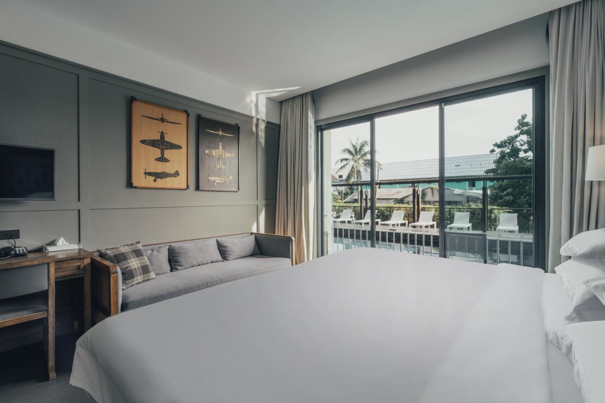 Deluxe Room Pool Access