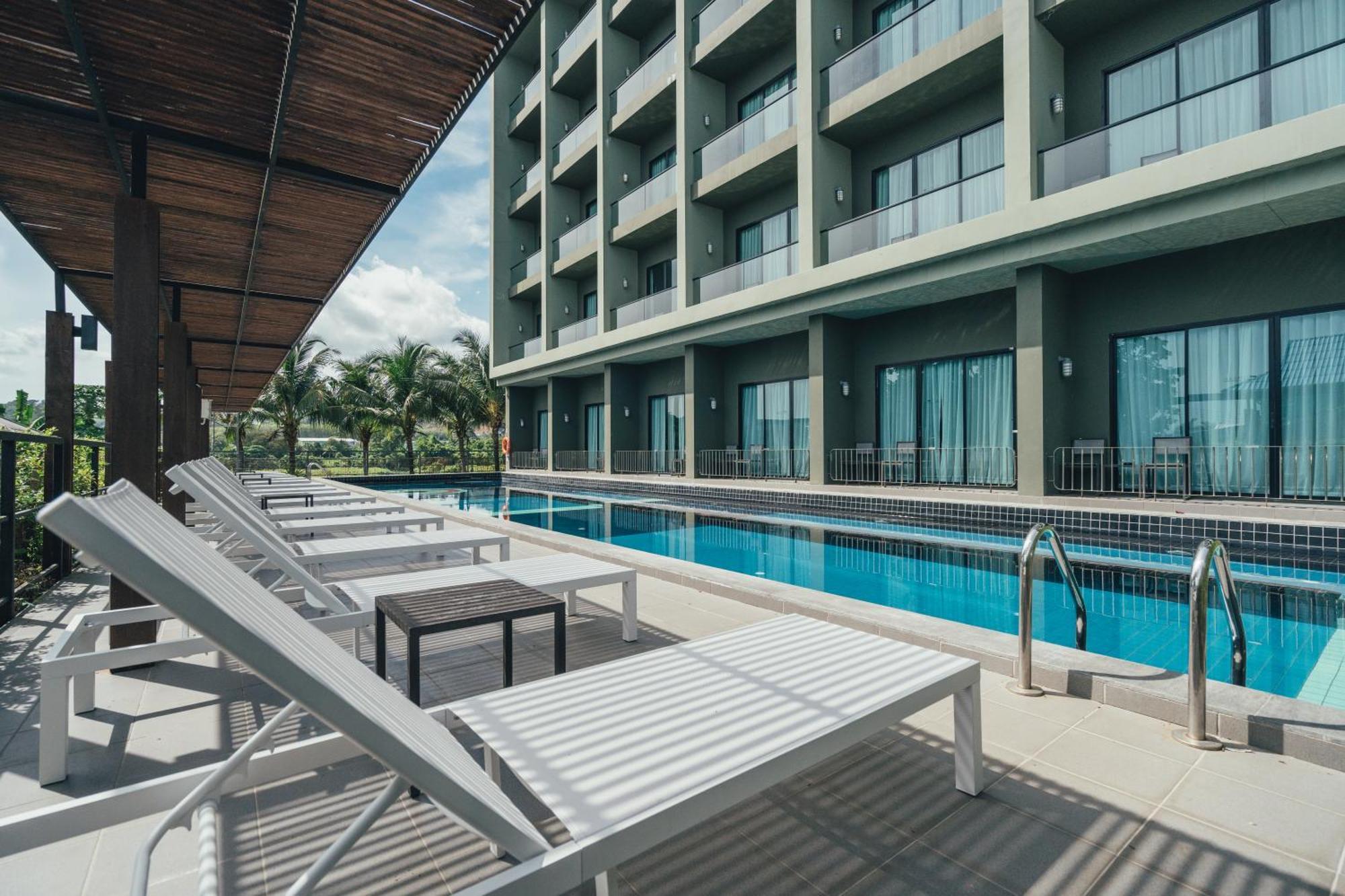 Deluxe Room Pool Access
