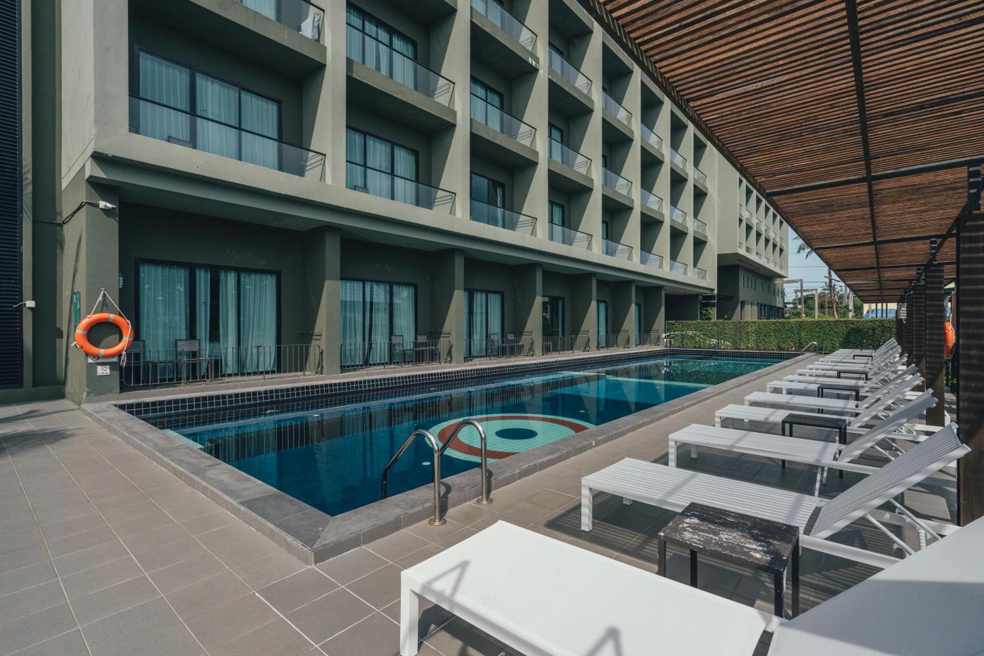 Deluxe Room Pool Access